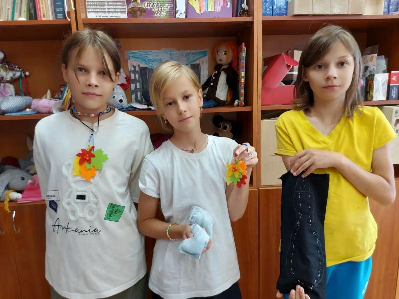 В швейной мастерской «Умелая иголочка» вовсю готовятся к 1 сентября. 