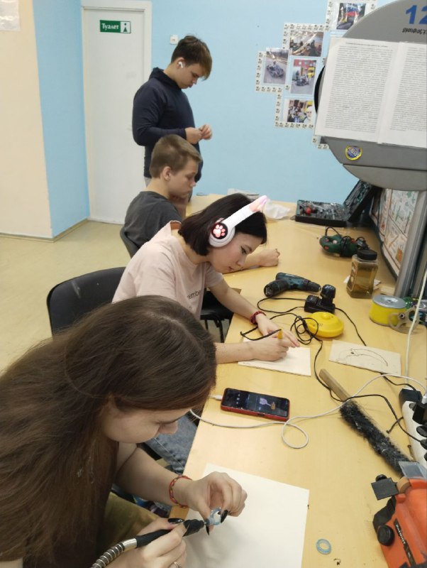 В мастерской кипит работа...