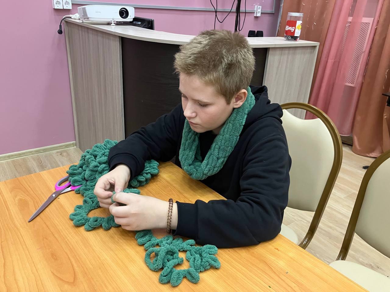Наши руки не для скуки Волонтёры из "Центра социальной поддержки и добровольчества "Созидатели" провели для ребят очередное занятие во вязанию.