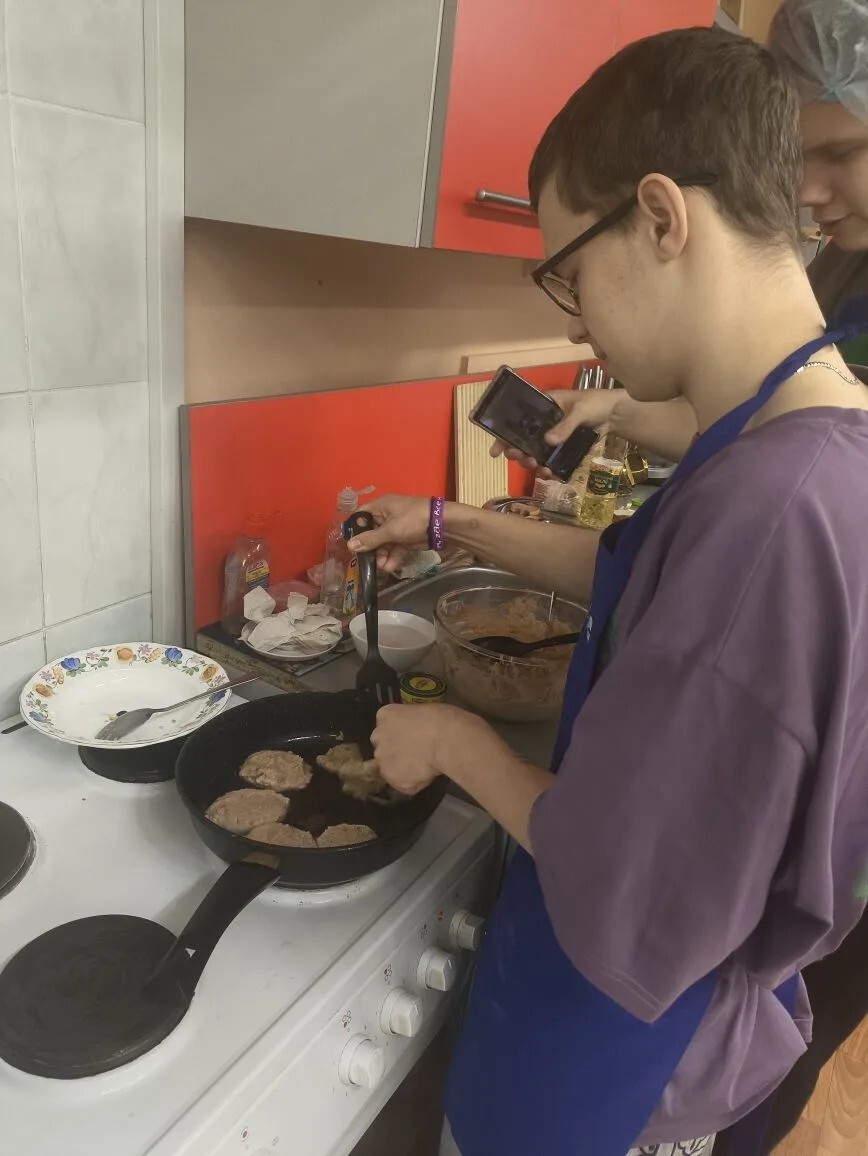 На кулинарном занятии в центре ребята освоили приготовление рыбных котлет. 