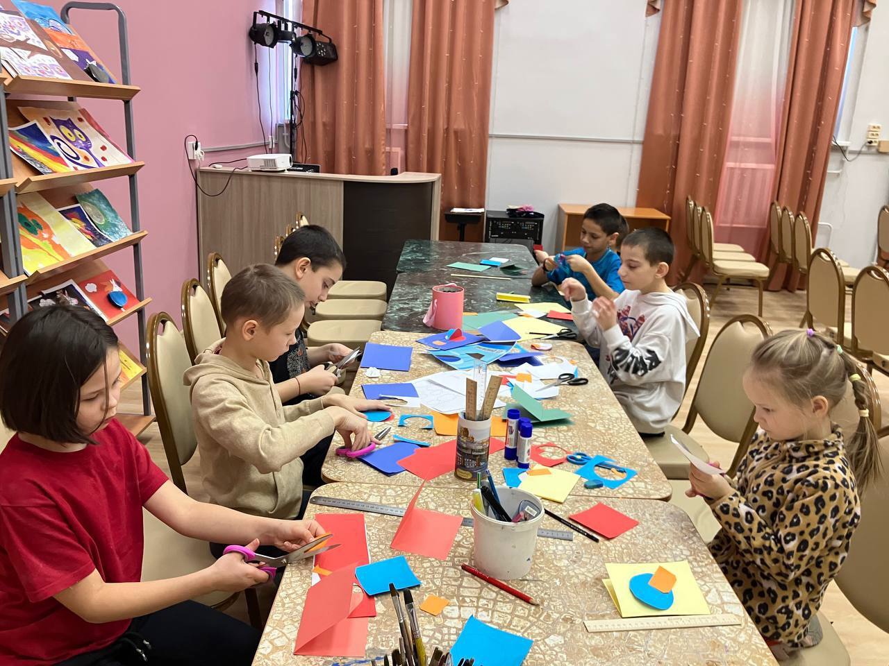 Наши ребята готовятся к предстоящим праздникам и с особым энтузиазмом создают замечательные открытки ко Дню защитника Отечества — 23 февраля!