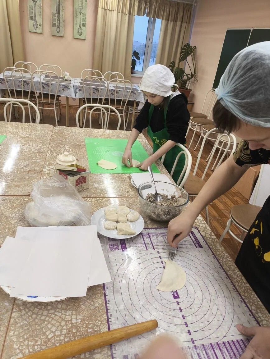 Воспитанники Никольского ресурсного центра продолжают кулинарные открытия! На этот раз они погрузились в историю чебуреков.