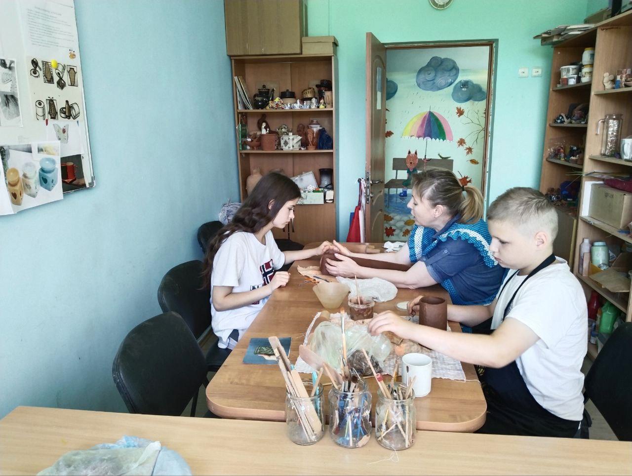 На занятиях в гончарной мастерской, кто-то только учится скатывать глиняный комочек в шарик, а кто-то уверенно изготавливает сувениры, достойные выставки. На занятиях в гончарной мастерской, кто-то только учится скатывать глиняный комочек в шарик, а кто-то уверенно изготавливает сувениры, достойные выставки.