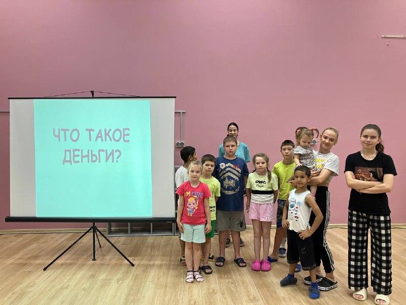 В рамках второго этапа «Первые деньги» Всероссийской просветительской эстафеты «Мои финансы» воспитанники Никольского ресурсного центра приняли участие в лекции-презентации "Что такое деньги?"