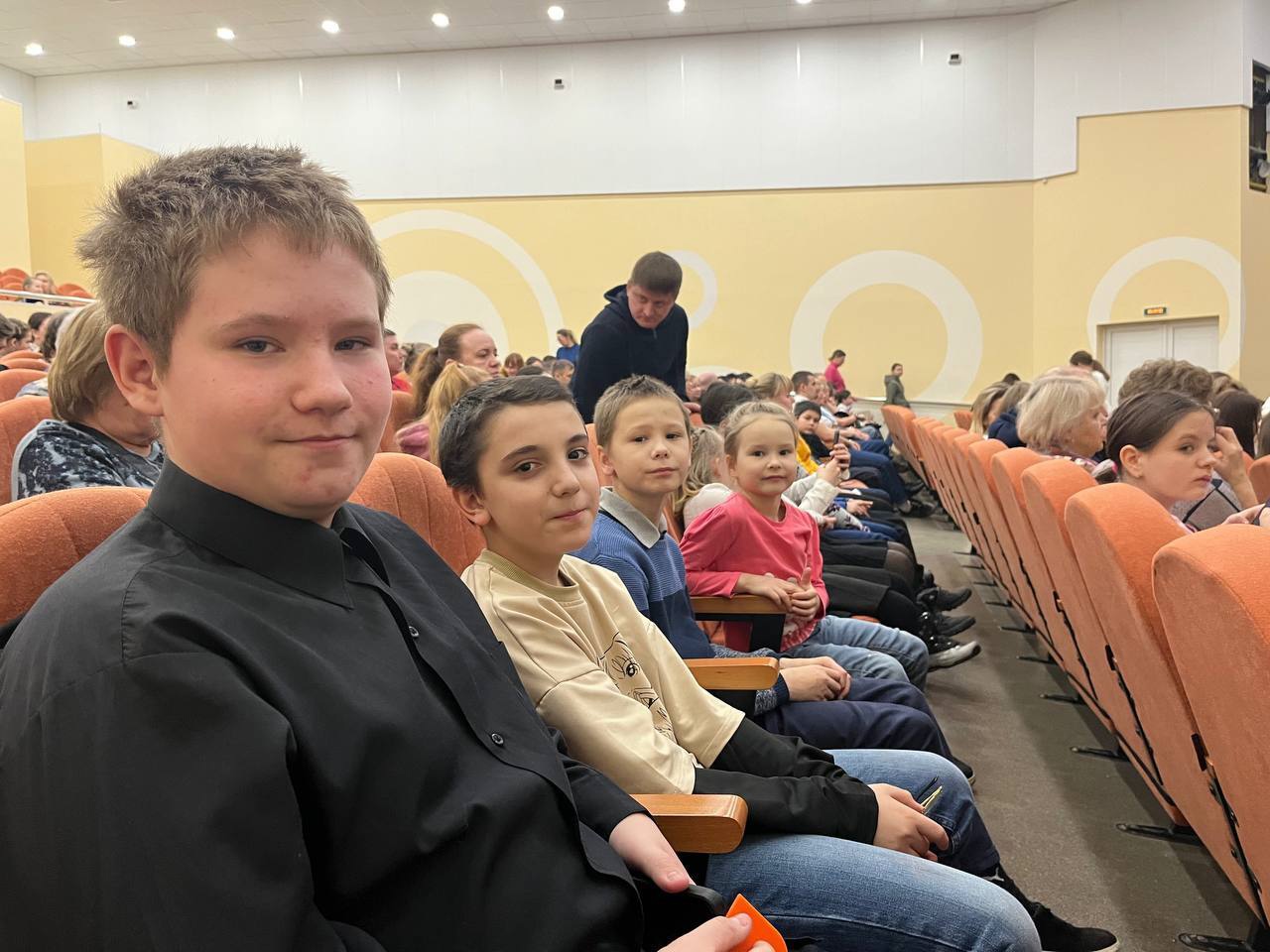 Воспитанники Никольского ресурсного центра получили массу ярких впечатлений, посетив мюзикл «Смех и радость» от «Мастерской добра и сюрприза»!