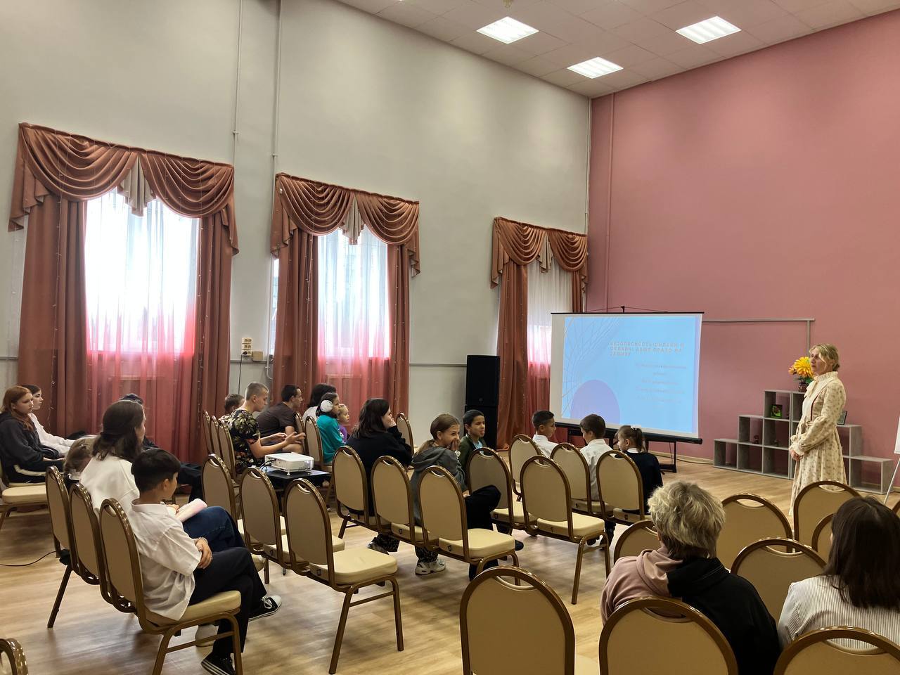В Никольском ресурсном центре социальный педагог Сидорова А.С. провела для воспитанников важную беседу на тему: «Безопасность онлайн и офлайн: Ваше право на защиту». 