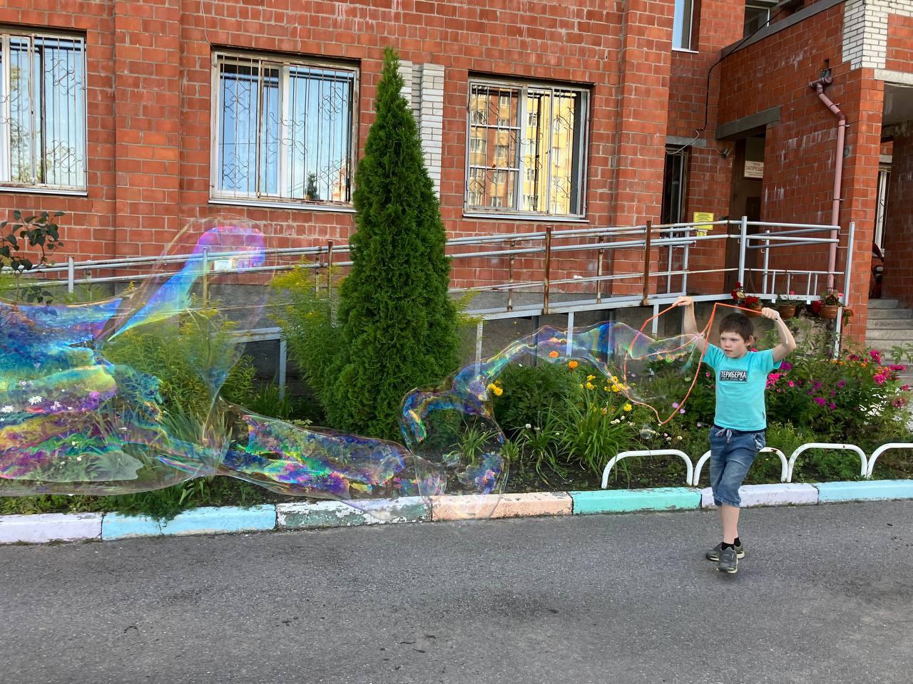 Пускание мыльных пузырей – одна из самых простых, но при этом самых весёлых детских забав.