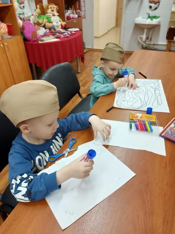 Вы когда-нибудь видели, как в одной комнате одновременно происходит всё, что только можно представить с нитками, тканью и ножницами? Добро пожаловать в «Умелую иголочку»