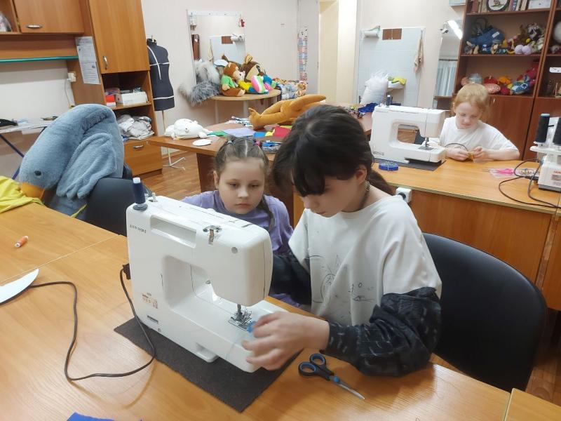 В кружке «Умелая иголочка» мы шьём, шьём, шьём… и никак не можем остановиться! 