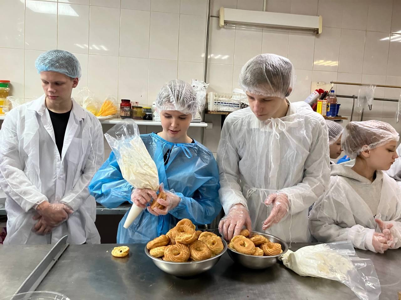 Наши воспитанники отправились на увлекательную экскурсию в кондитерский цех «Лакомка» в г. Никольское
