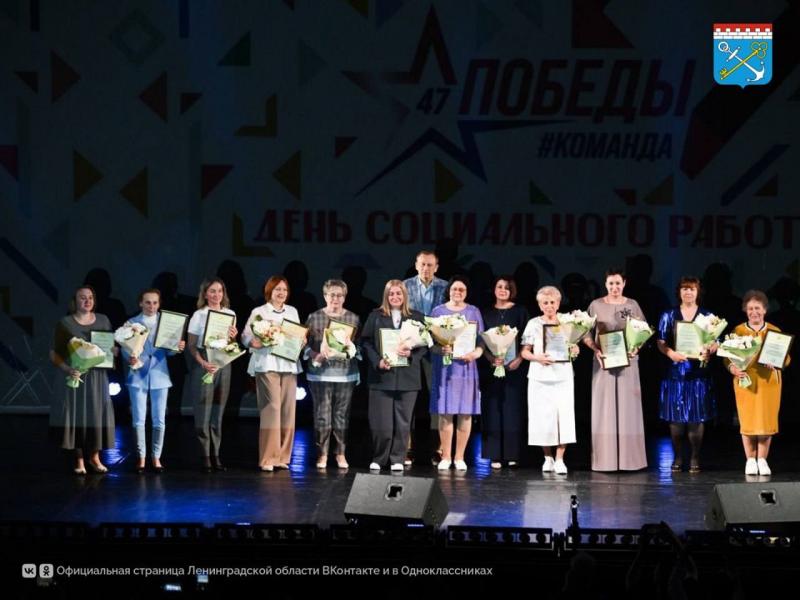 В преддверии Дня социального работника губернатор Александр Дрозденко вручил почетные грамоты и благодарности работникам социальной сферы Ленобласти и отметил высокий уровень работы служб социальной защиты в регионе.