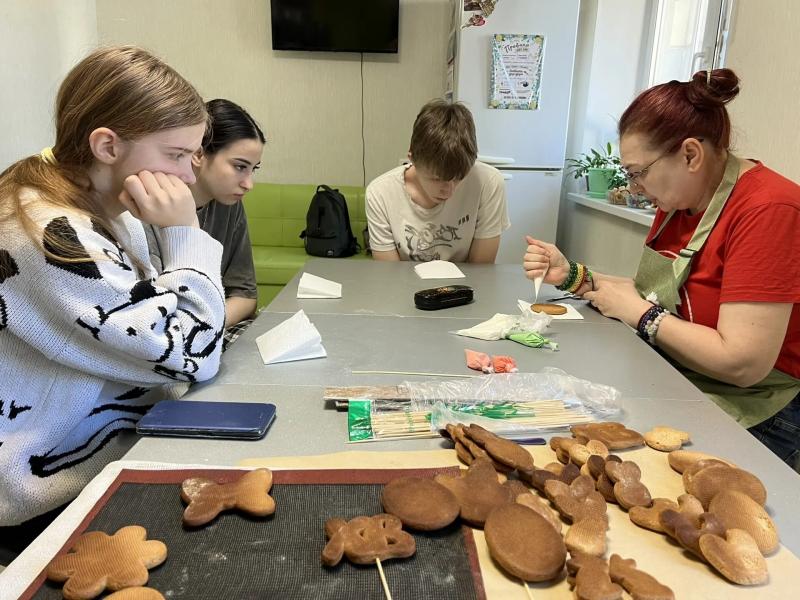 К ребятам из стажировочной квартиры в гости пришли волонтёры АНО «Центр социальной поддержки и добровольчества «Созидатели» - Римма и Андрей. 