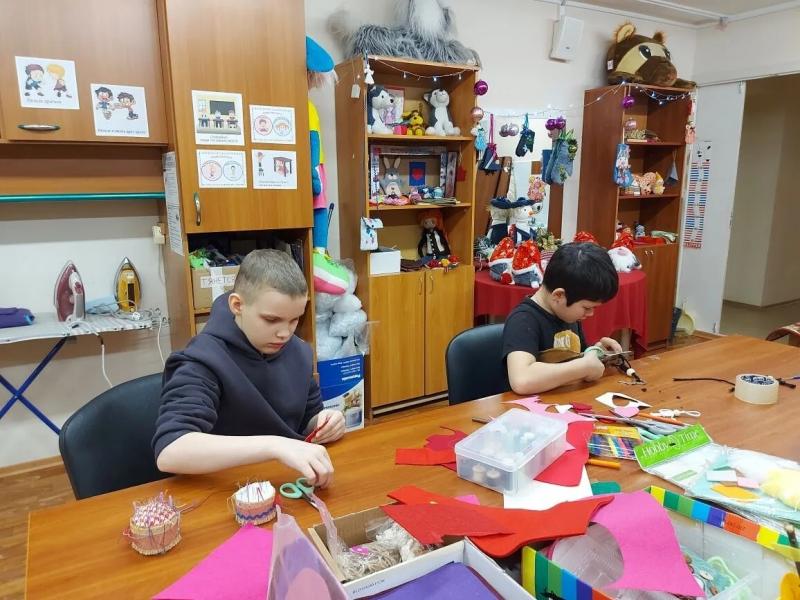В творческом кружке "Умелая иголочка" под руководством педагога Ольги Николаевны ребята осваивают работу с фетром и паракордом, совершенствуя своё мастерство.