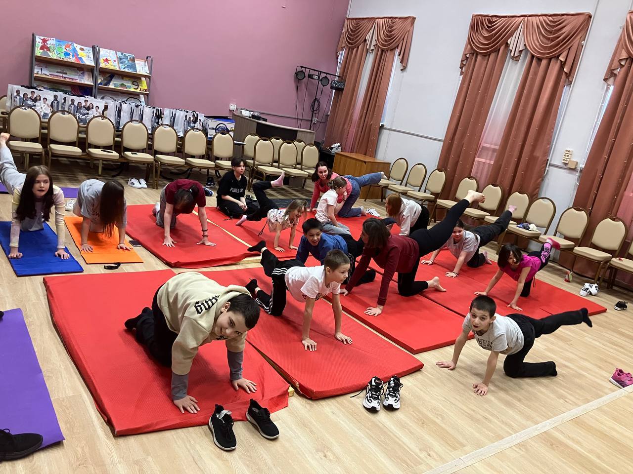 Наши замечательные друзья Александр и Карина снова приехали к нам в гости и на этот раз привезли с собой настоящий сюрприз для наших девчонок (и не только) к празднику! 