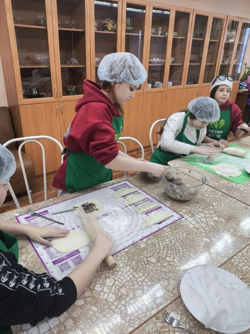 Воспитанники Никольского ресурсного центра продолжают кулинарные открытия! На этот раз они погрузились в историю чебуреков.
