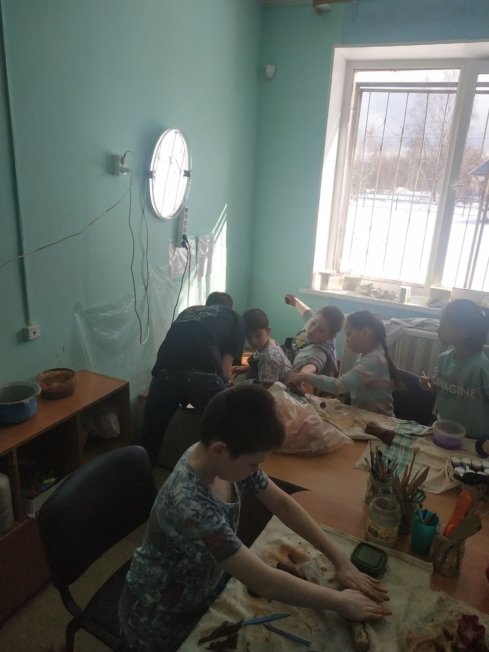 Творческий процесс в гончарной мастерской.