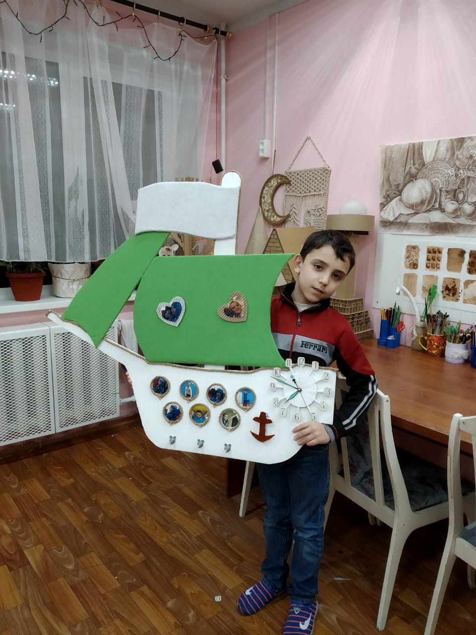 Мишино панно с часами, сделанное в изостудии.