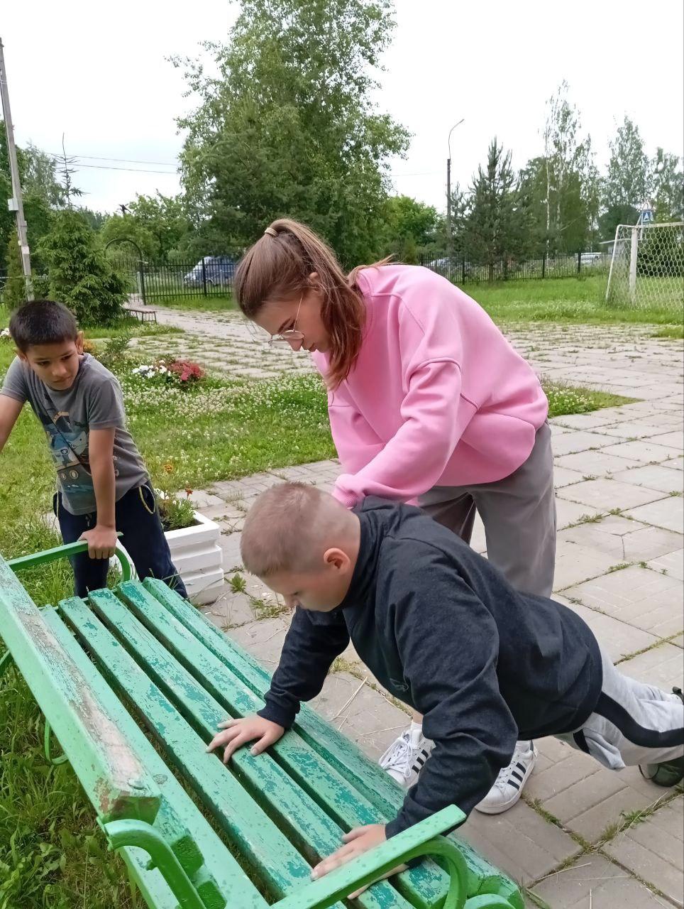 Солнечная погода дарит настоящие эмоции и заряд бодрости и ребята стараются максимально долго быть на улице.