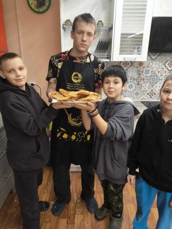Воспитанники Никольского ресурсного центра продолжают кулинарные открытия! На этот раз они погрузились в историю чебуреков.