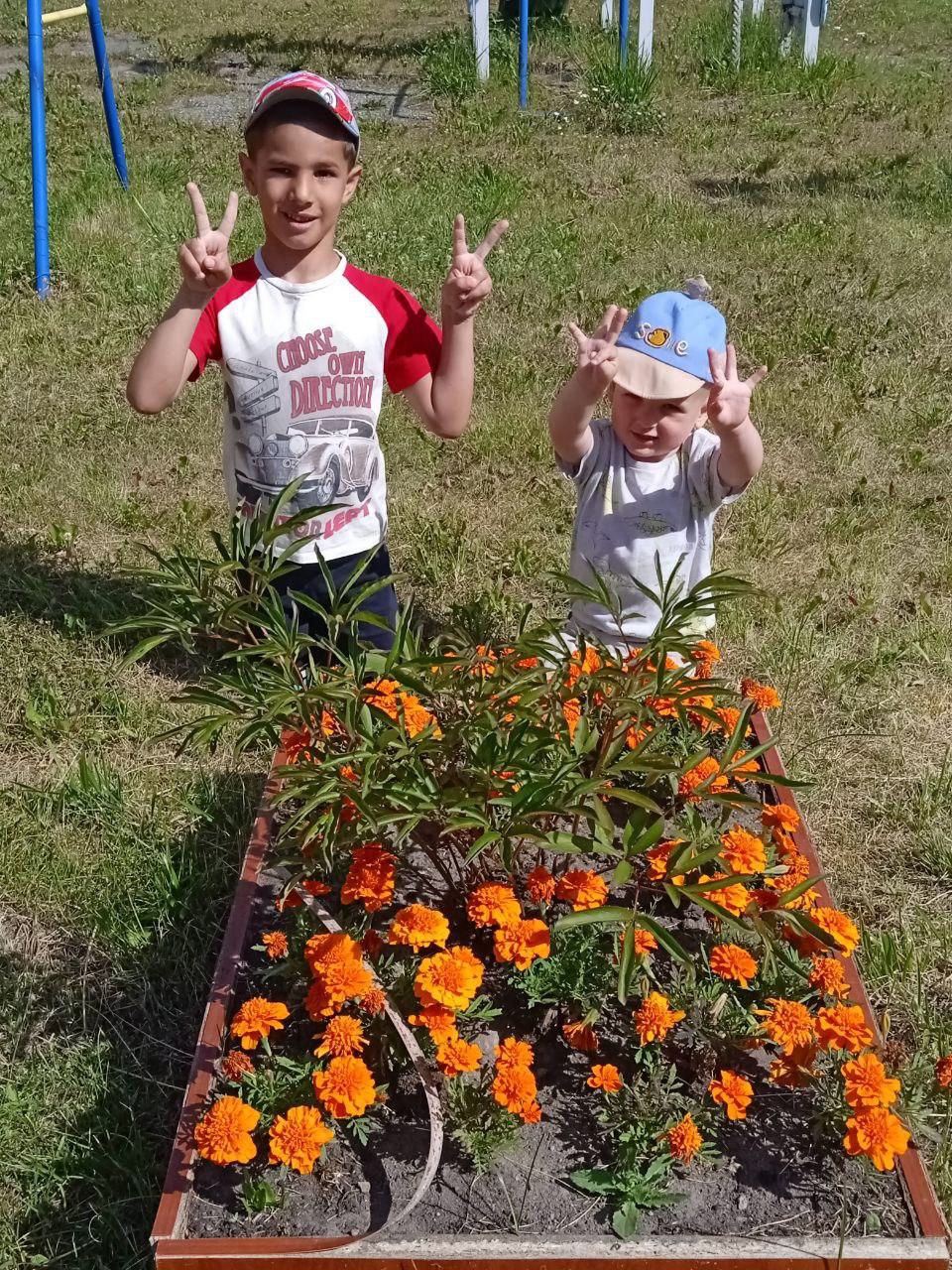 Ребята старались и заботились о наших клумбах.