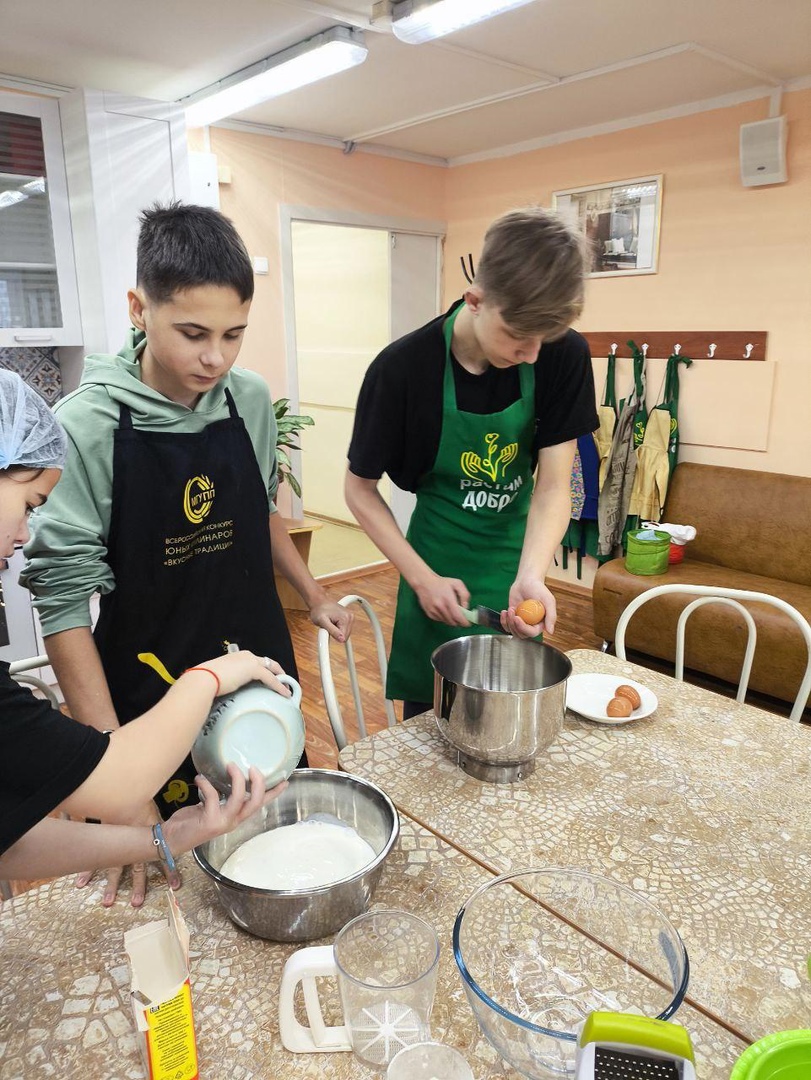 Ребята продолжают познавать кулинарное искусство с Надеждой Демьяновной. Совместное чаепитие и дегустация подтвердили - манник очень вкусный!