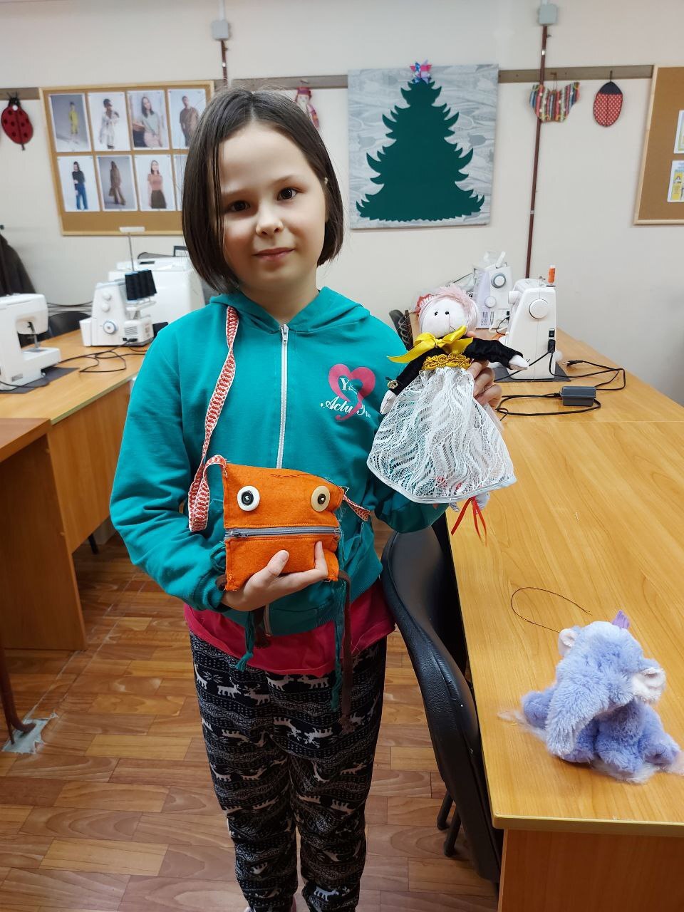 На занятиях «Умелой иголочки» кипит творческая работа! 