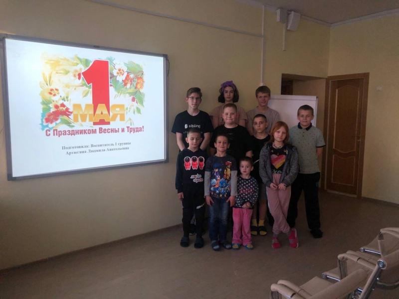 Главный лозунг трудовой жизни: «Мир! Труд! Май!» 