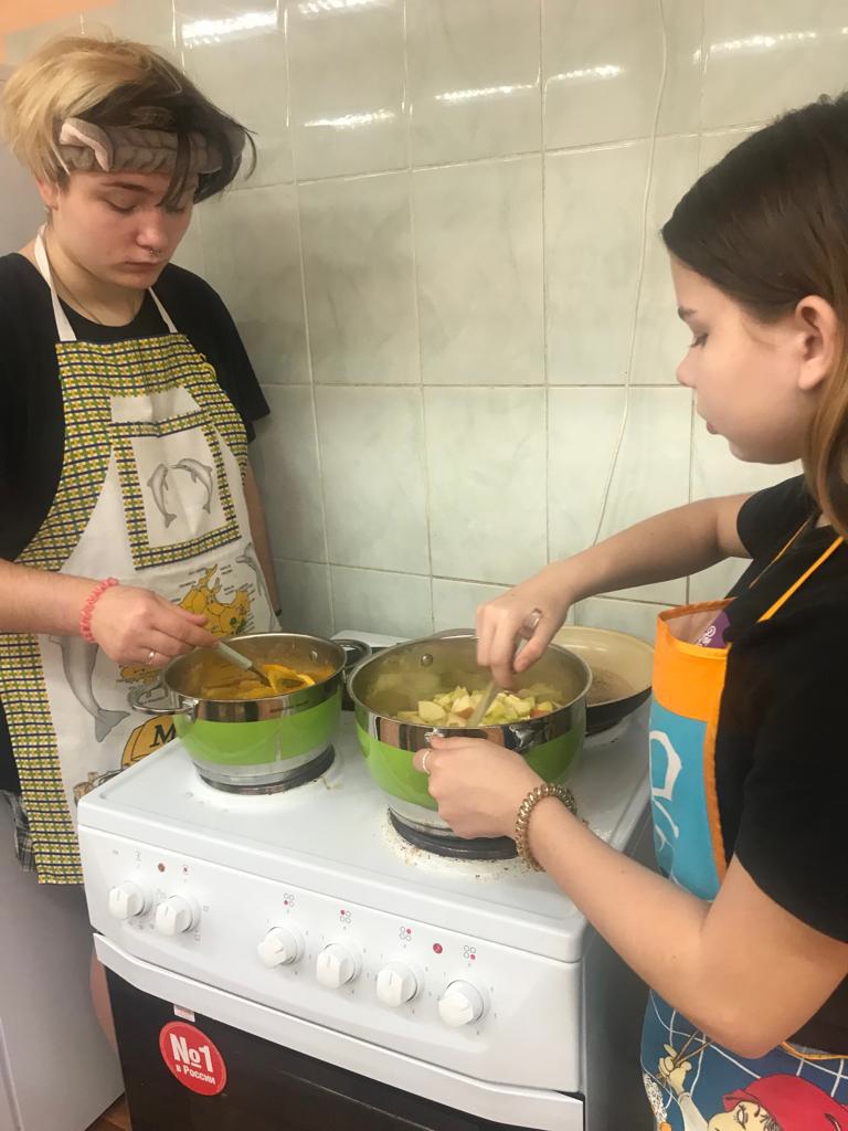 Варим яблочное и апельсиновое варенье, делаем компот.