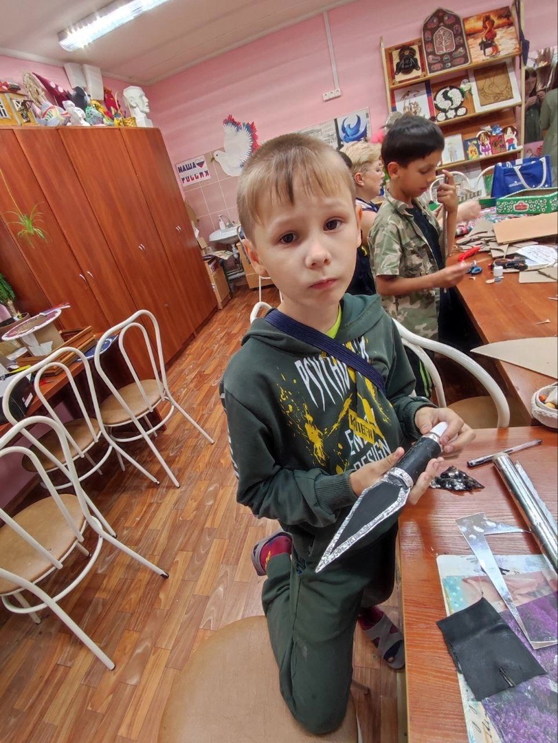На занятиях рукоделием ребята придумывают и создают.
