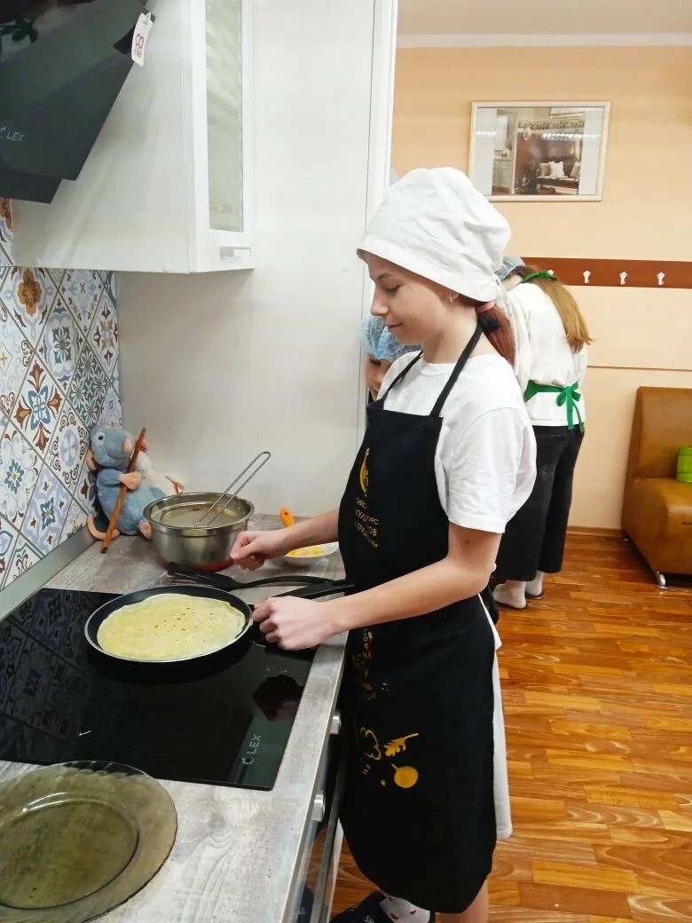 Кулинарный кружок в Никольском ресурсном центре - это особенное место, где вкусно пахнет и всегда тепло от улыбок. На очередном занятии ребята осваивали искусство приготовления блинов.
