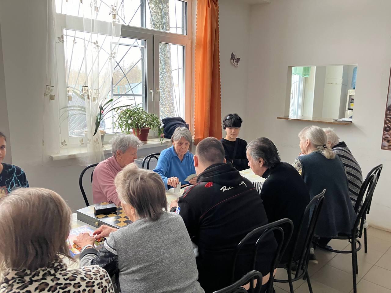 В рамках проекта "Школа добра" провели в медико-социальном центре "Панацея" мероприятие "Разминка для ума". 