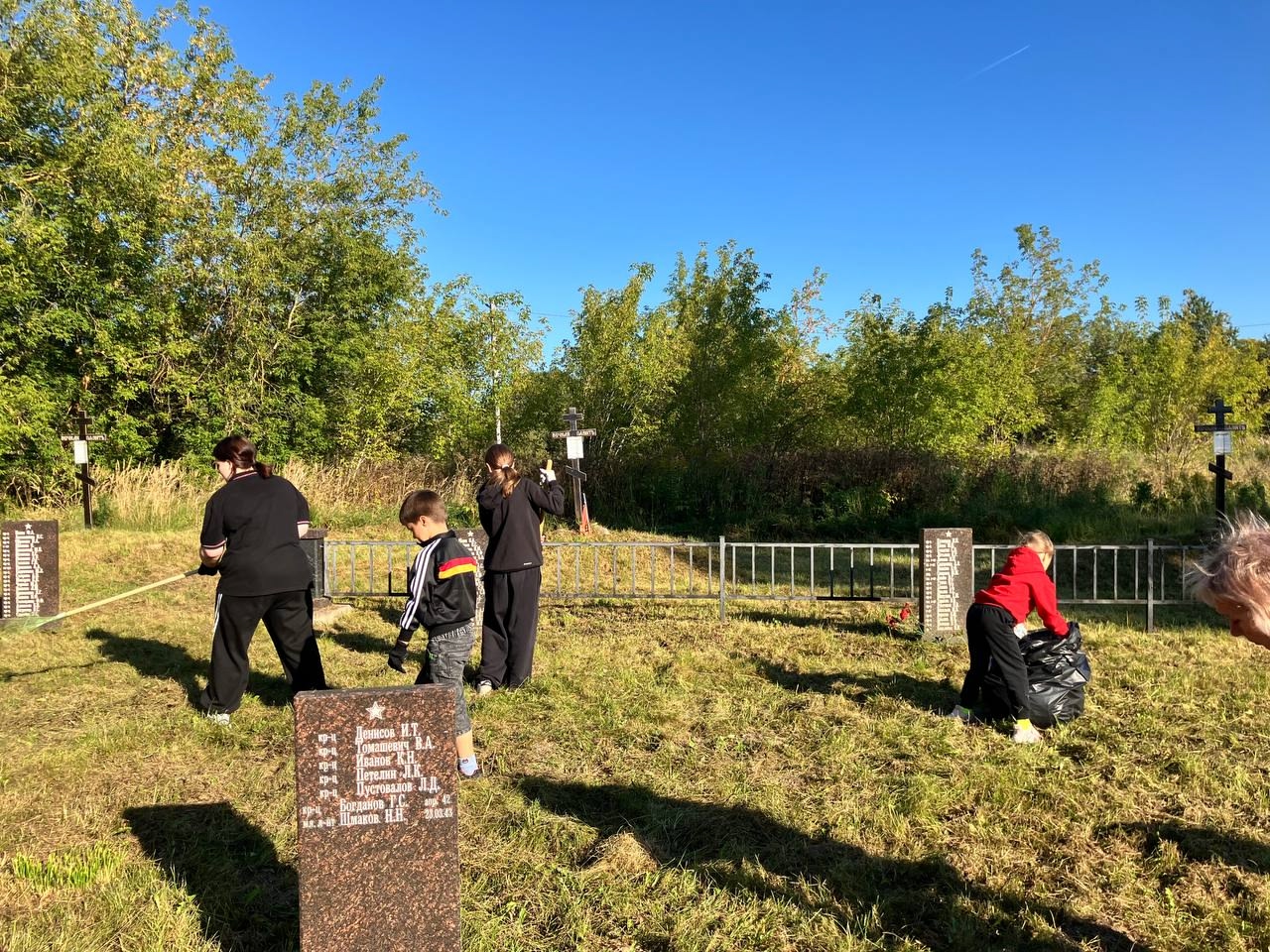 Воспитанники ресурсного центра вместе с воспитателем приехали к братскому захоронению, чтобы в год 80-летия Победы и в день начала блокады Ленинграда вспомнить о тех, кто здесь лежит.