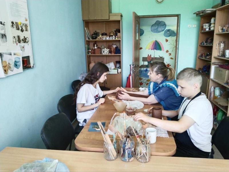 На занятиях в гончарной мастерской, кто-то только учится скатывать глиняный комочек в шарик, а кто-то уверенно изготавливает сувениры, достойные выставки.