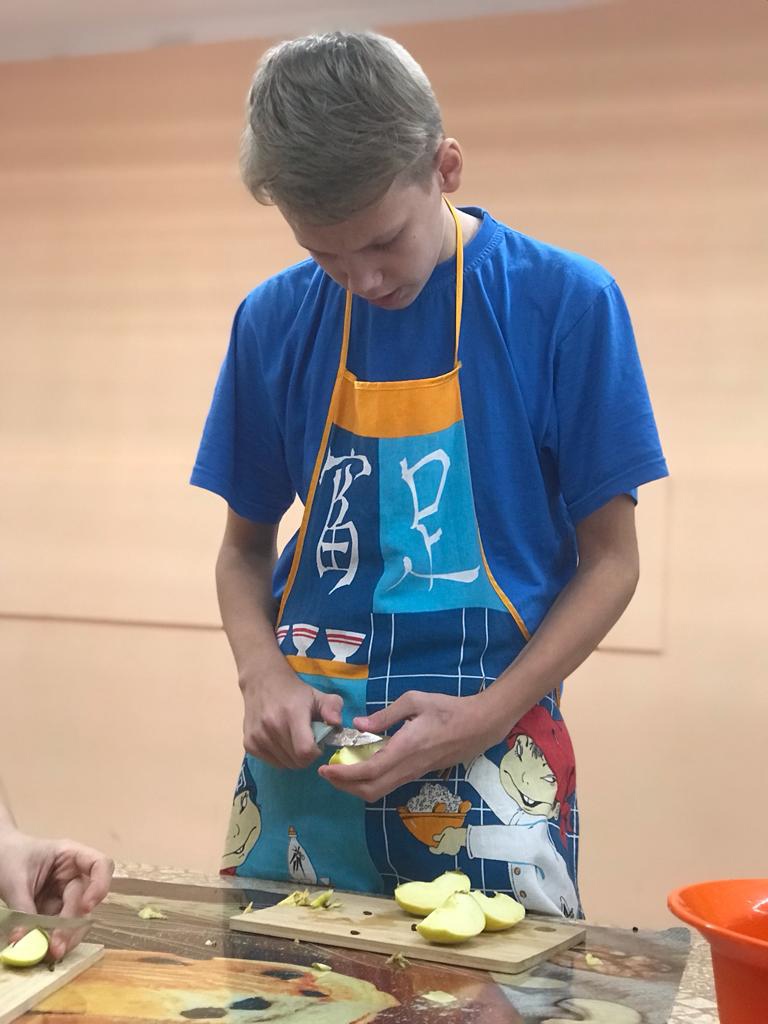 Варим яблочное и апельсиновое варенье, делаем компот.