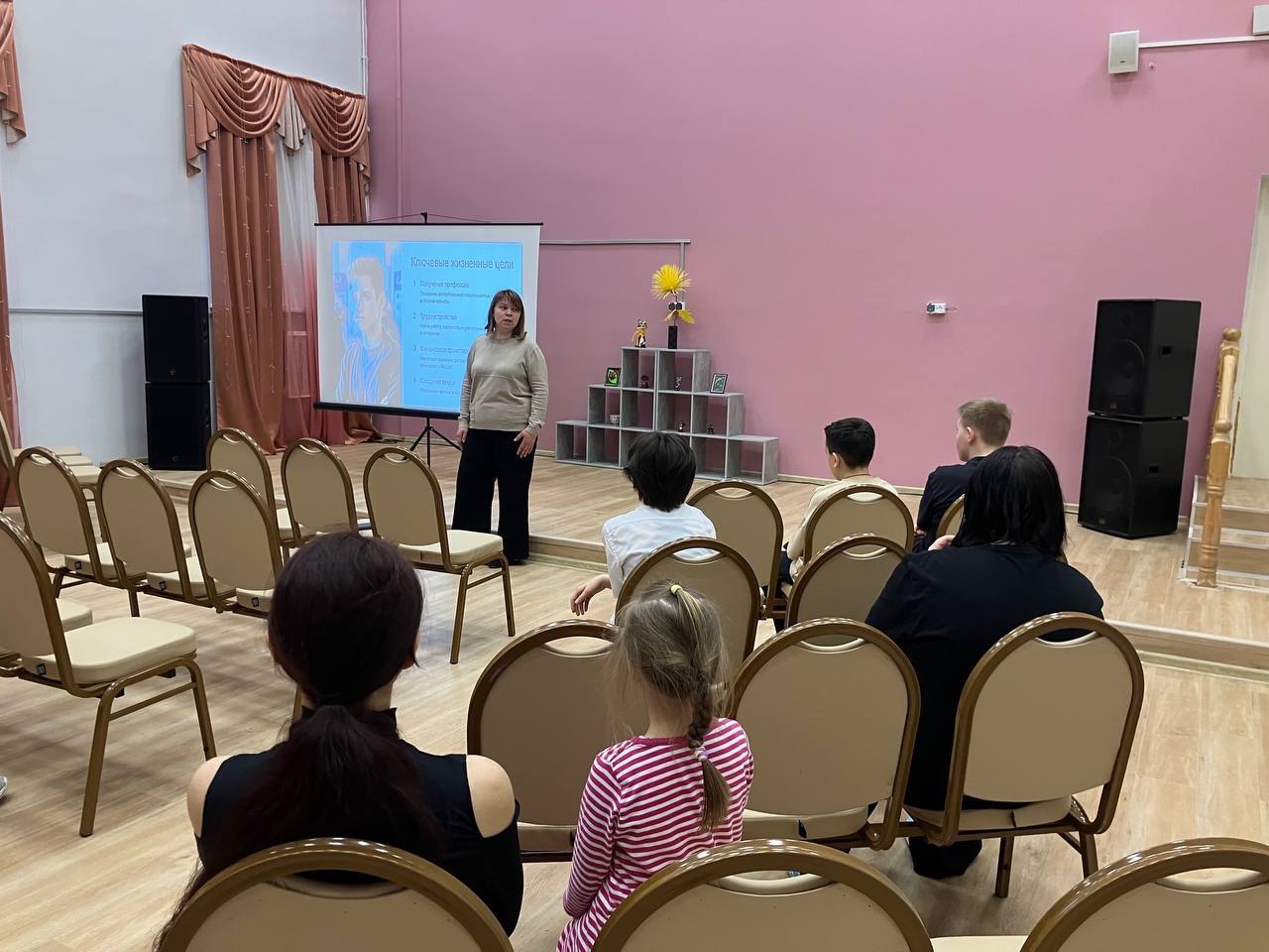 В «Никольском ресурсном центре» прошло важное занятие, посвященное правовой грамотности наших воспитанников. 