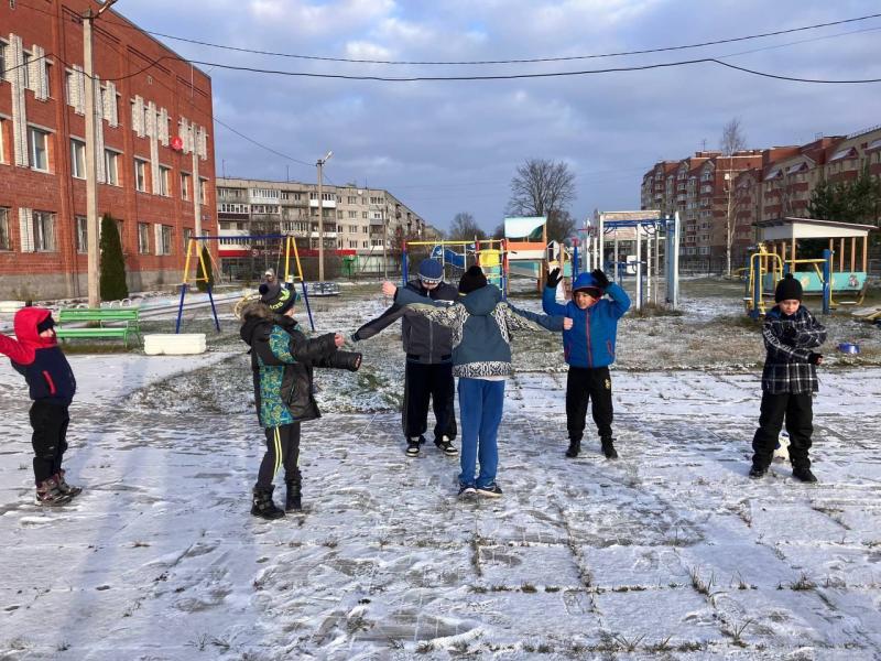 Когда выпадает снег, все дети хотят поиграть на улице.