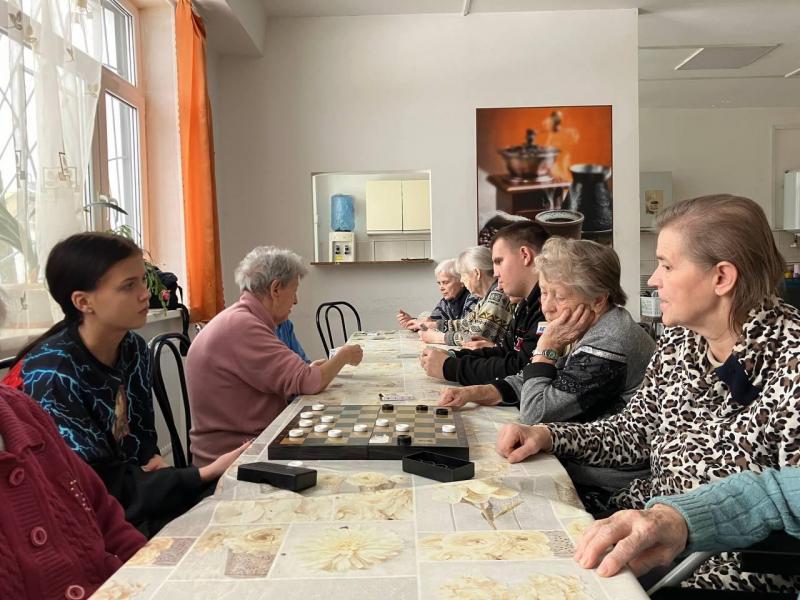 В рамках проекта "Школа добра" провели в медико-социальном центре "Панацея" мероприятие "Разминка для ума". 