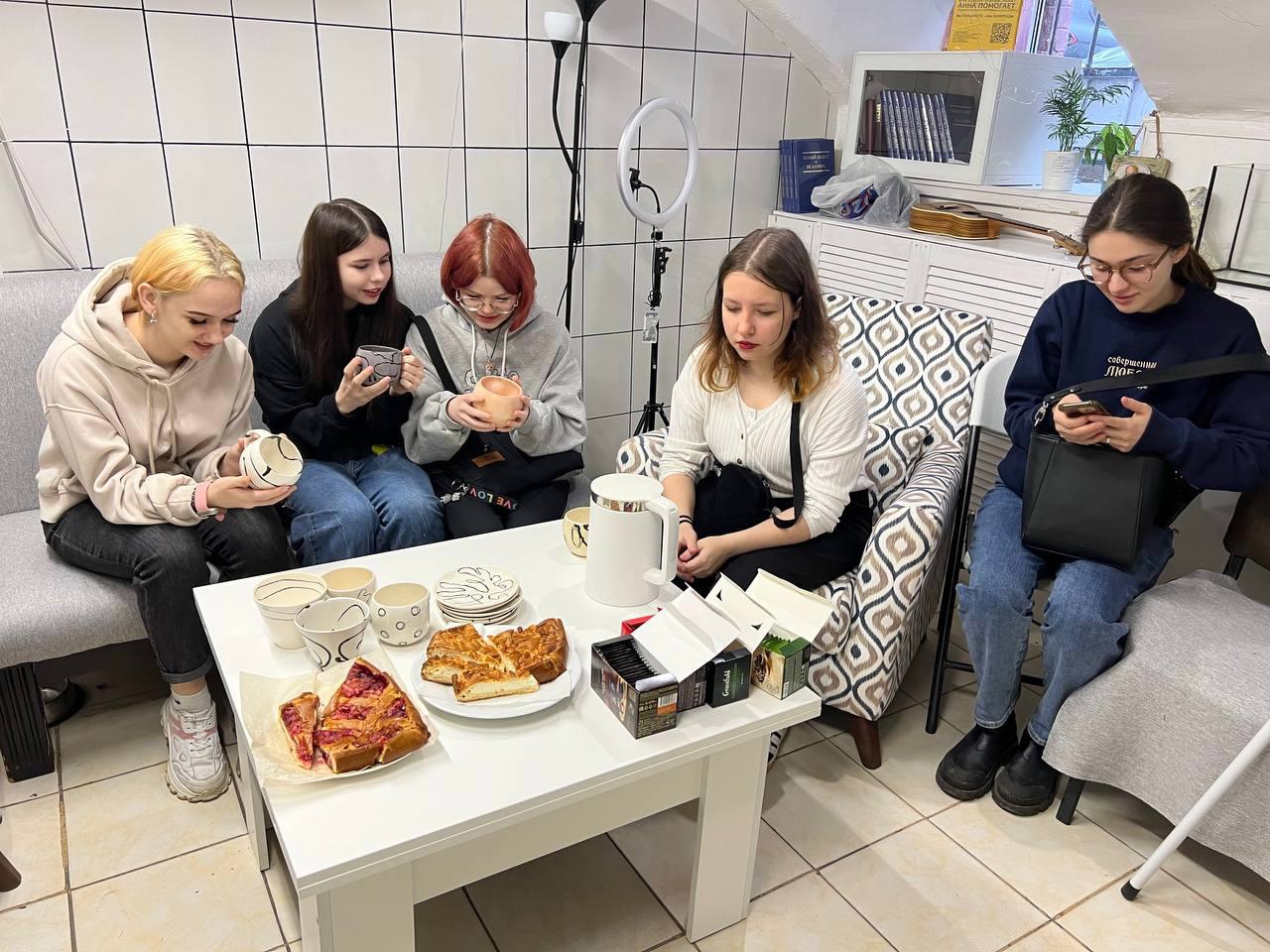 Ребята, проживающие в стажировочной квартире, посетили уютную кофейню ЭР.10