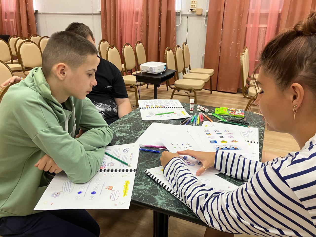 Волонтеры головного отделения Сбера по Ленинградской области провели для наших воспитанников последнее занятие курса по финансовой грамотности. 