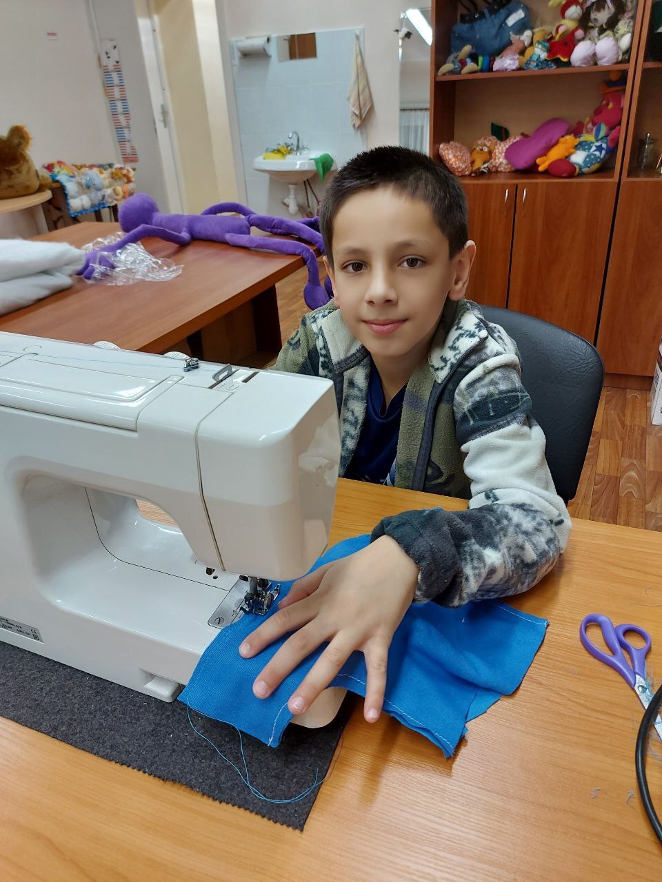 Наш воспитанник Ибрагим снова радует нас своими успехами на занятиях «Умелая иголочка»