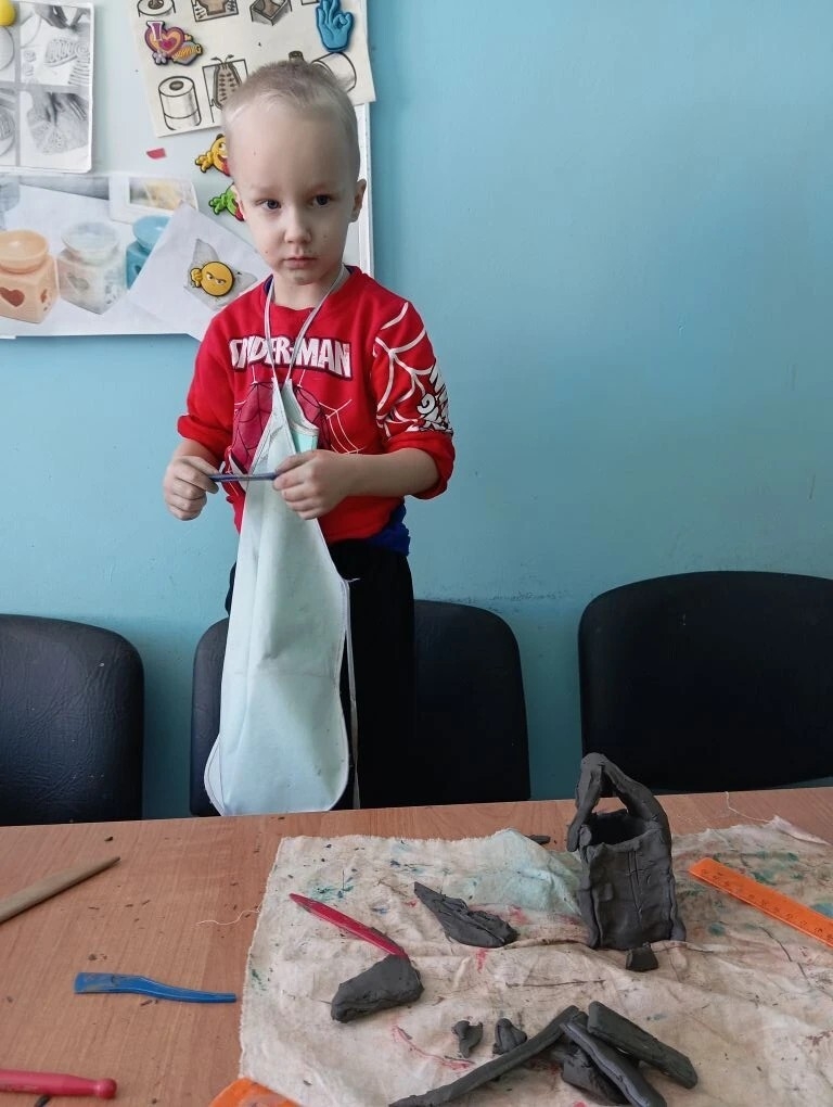 Наши малышарики снова в деле! На этот раз они осваивают глину
