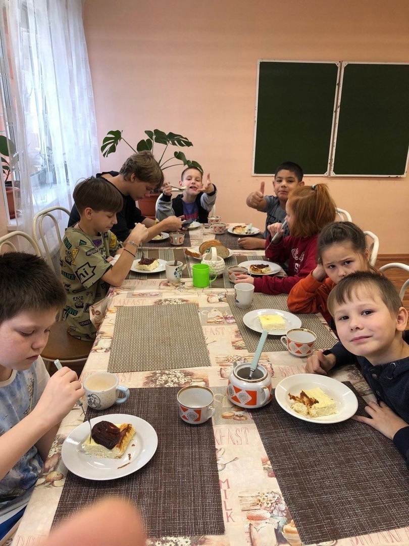 Ребята продолжают осваивать азы поварского искусства.