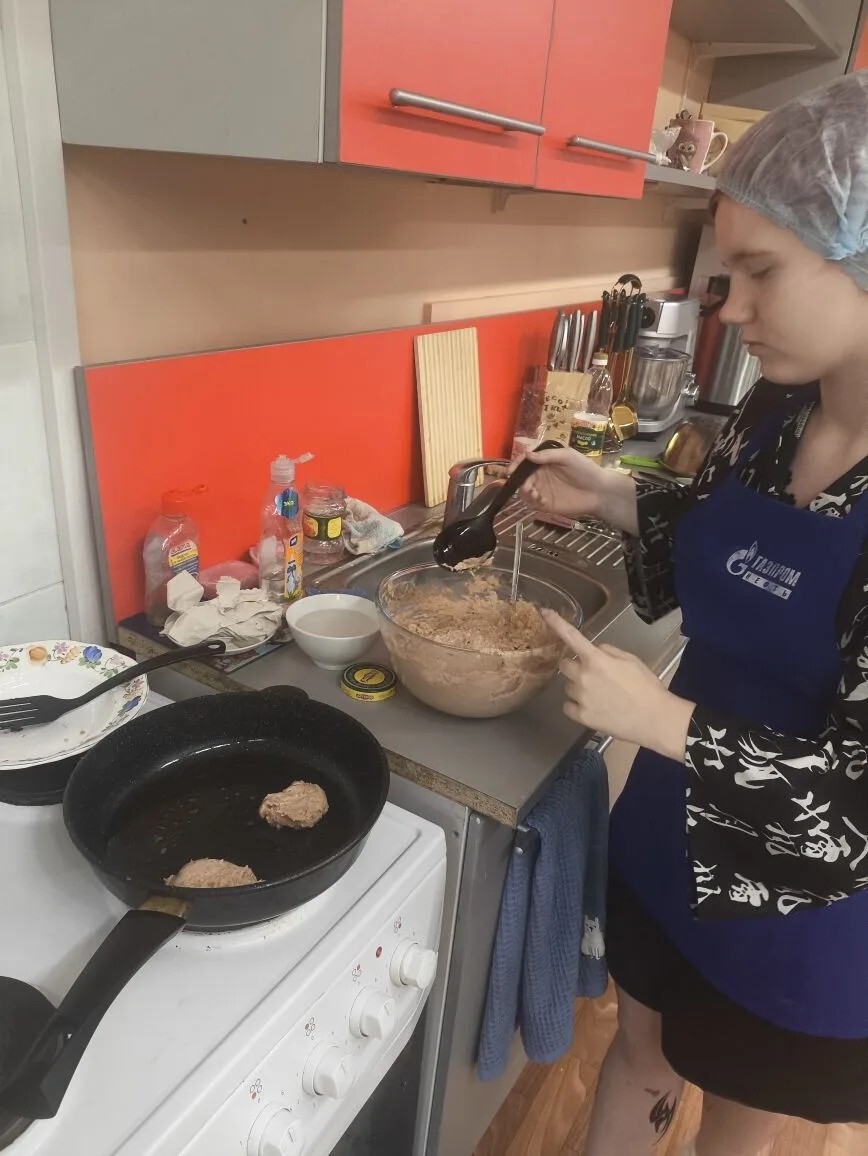 На кулинарном занятии в центре ребята освоили приготовление рыбных котлет. 