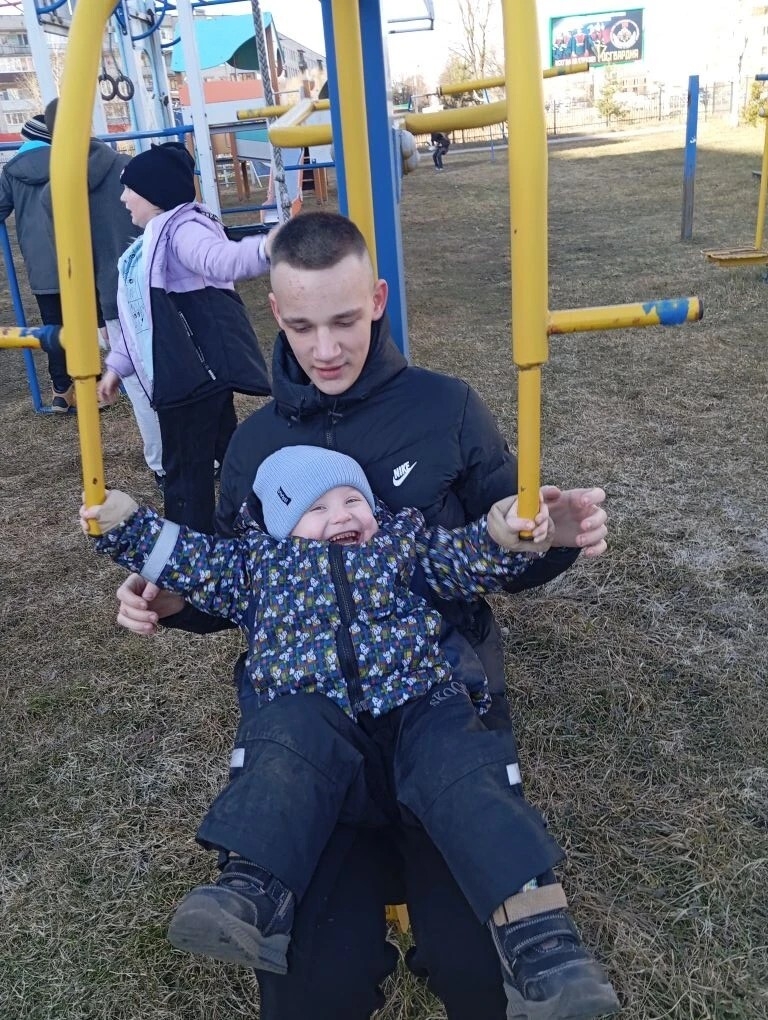 Весна всё увереннее вступает в свои права, и прогулки у ребят становятся особенно радостными и долгожданными. 