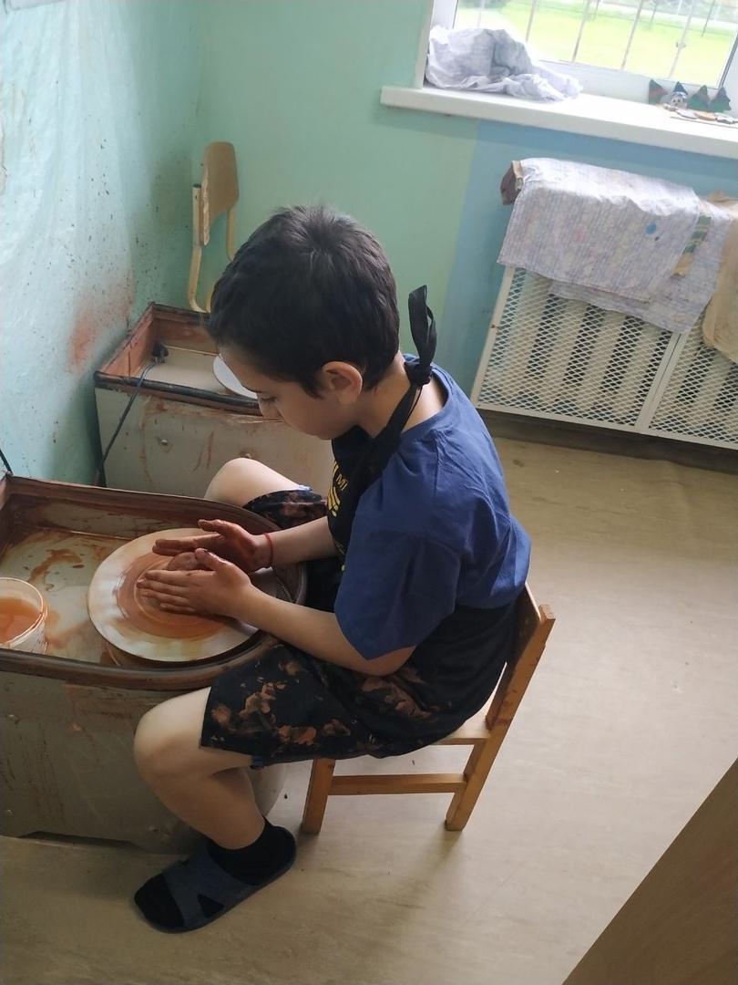 Стильные карандашницы из глины.