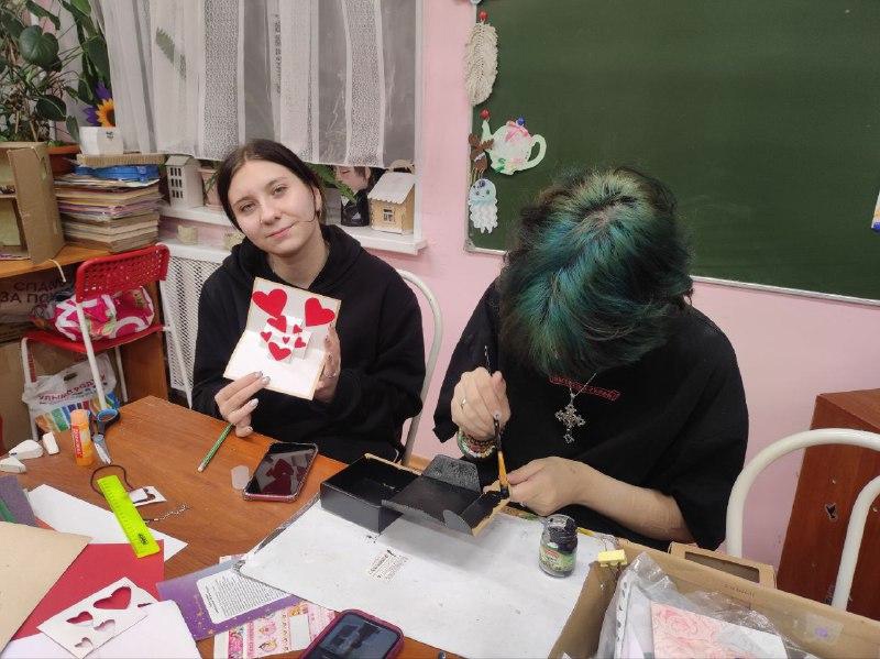 Под чутким руководством Светланы Юрьевны в "Творческой мастерской" ребята создают удивительные вещи