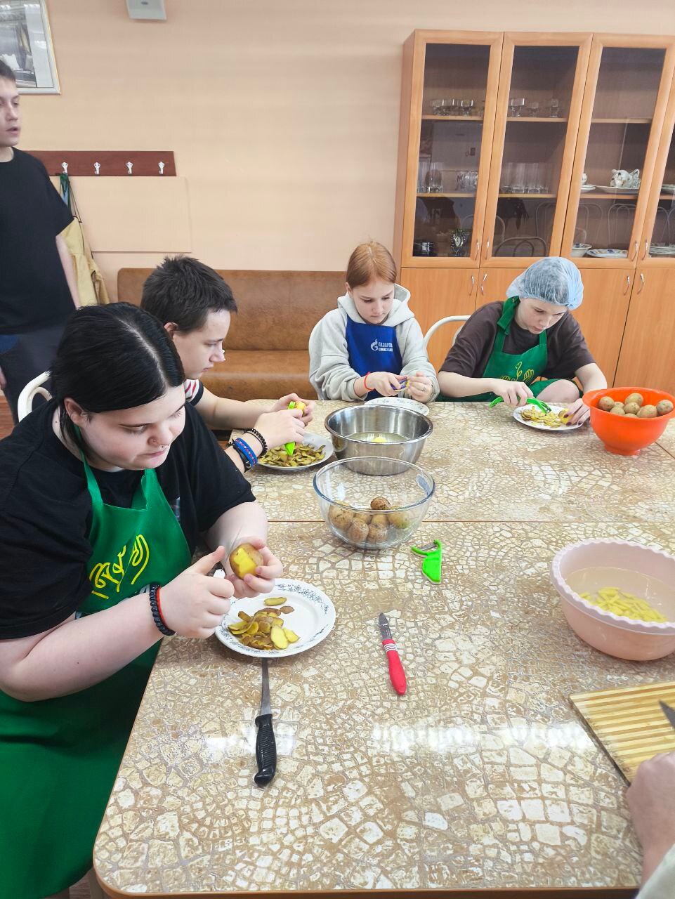 В «Никольском ресурсном центре» на кулинарном занятии ребята под руководством Надежды Демьяновны учились готовить жареную картошку – простое, но такое любимое блюдо!