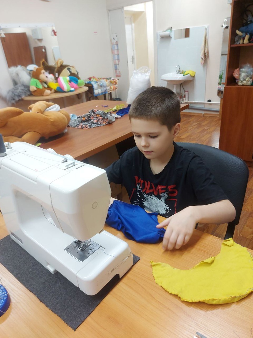 В кружке «Умелая иголочка» мы шьём, шьём, шьём… и никак не можем остановиться! 
