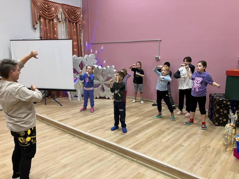 На занятиях по "Танцевальной аэробике" ребята изучают танцевальные движения, сначала повторяя простые ритмические рисунки. 