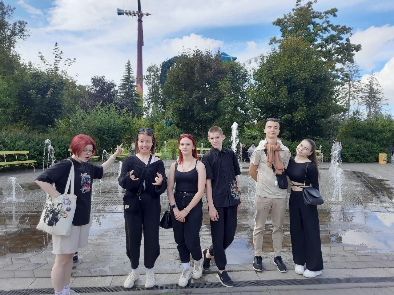 Ребята в парке аттракционов "Диво остров" Ребята в парке аттракционов "Диво остров"